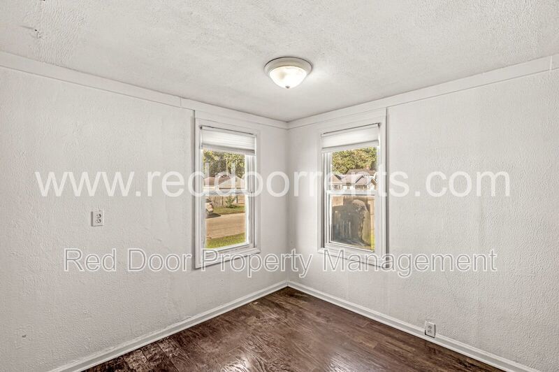 Conveniently Located 3-Bedroom Bungalow with Smart Upgrades! Accepting 6-Month Lease property image