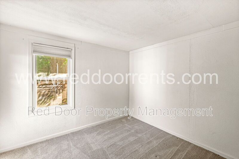 Conveniently Located 3-Bedroom Bungalow with Smart Upgrades! Accepting 6-Month Lease property image