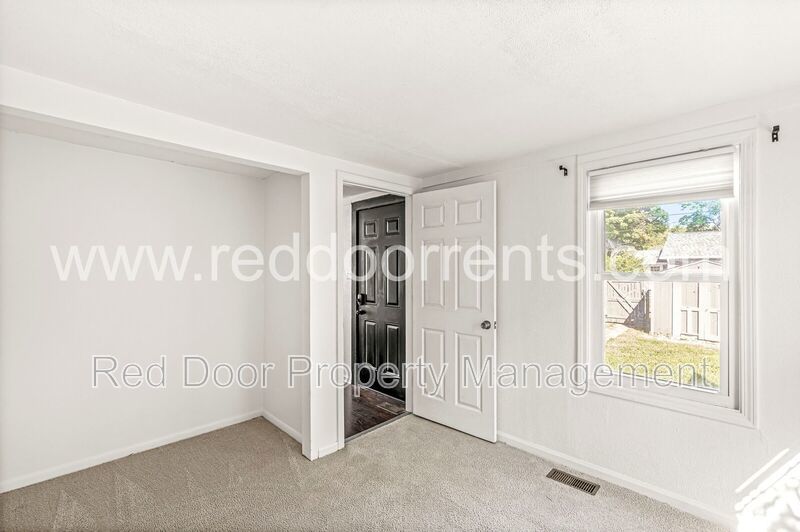 Conveniently Located 3-Bedroom Bungalow with Smart Upgrades! Accepting 6-Month Lease property image