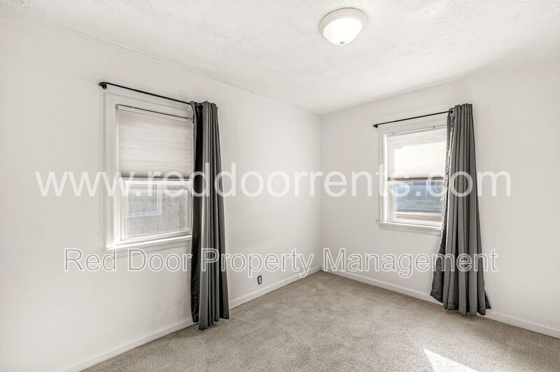 Conveniently Located 3-Bedroom Bungalow with Smart Upgrades! Accepting 6-Month Lease property image