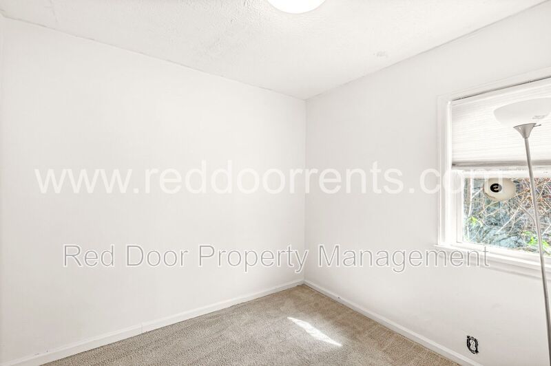 Conveniently Located 3-Bedroom Bungalow with Smart Upgrades! Accepting 6-Month Lease property image